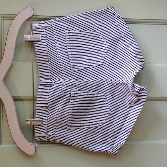 Women's H&M size 4 conductor shorts - pine striped - Picture 4 of 4